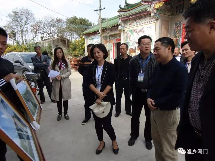 池小玲一行在海门镇委书记郑学彤的陪同下,先后到海门湖边公园和坑尾